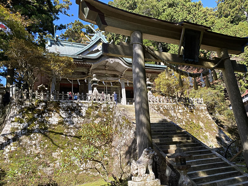 玉置山の山頂近くに鎮座する玉置神社の写真