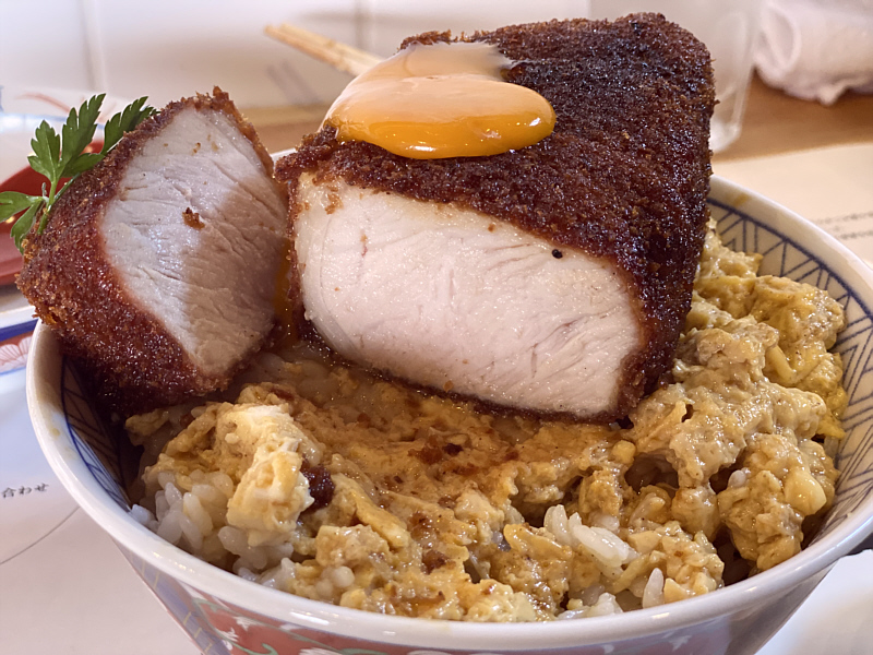 とじないカツ丼(極厚)の断面写真