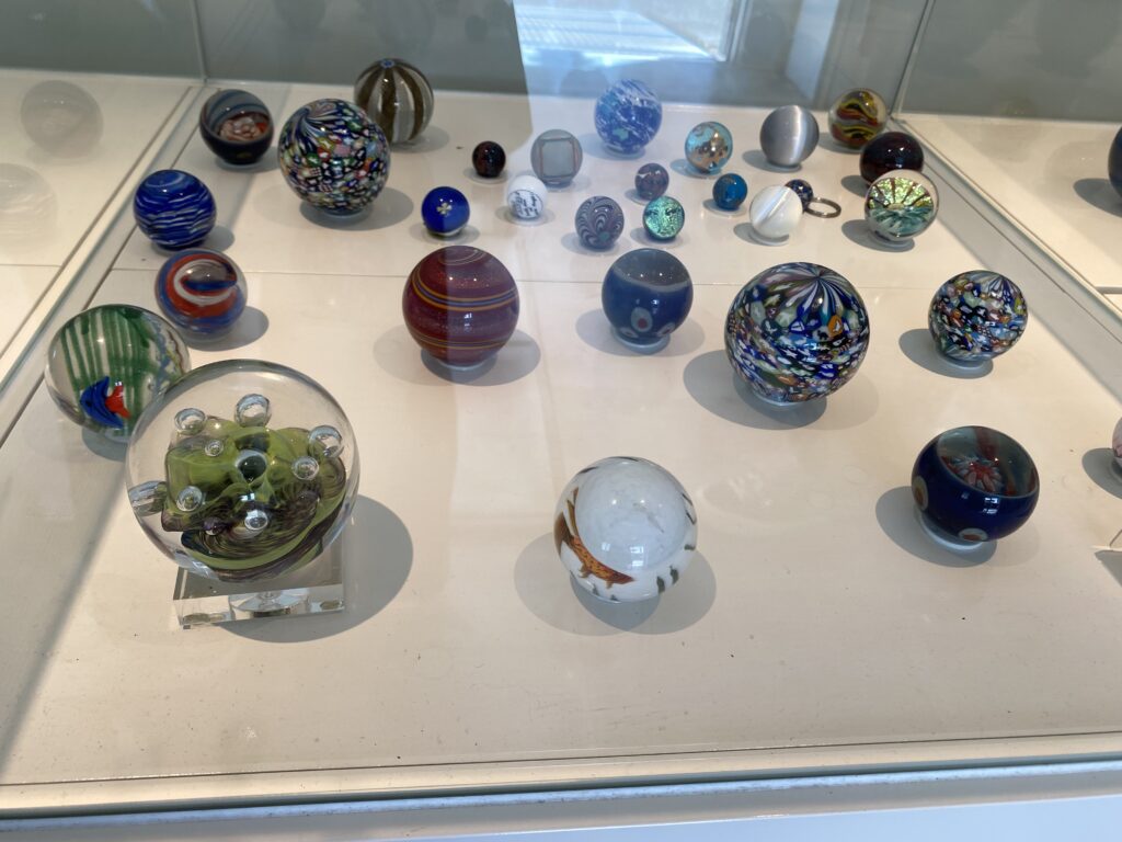 きれいな模様の入ったガラスボール