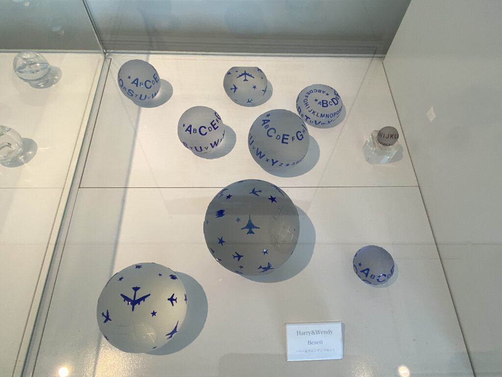 鮮やかな文字が書かれたガラスボール