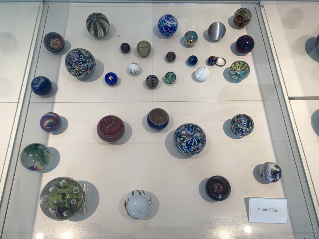 きれいな模様の入ったガラスボール