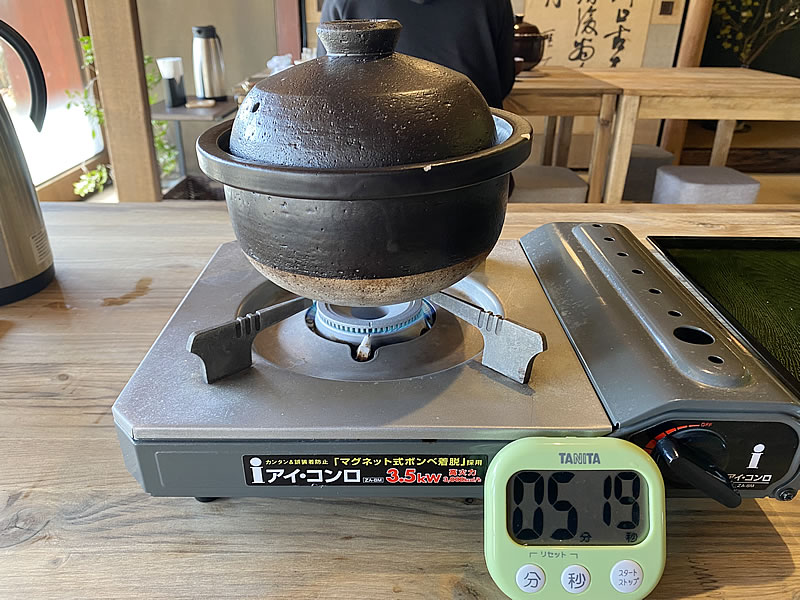コンロで炊き上がりを待つ