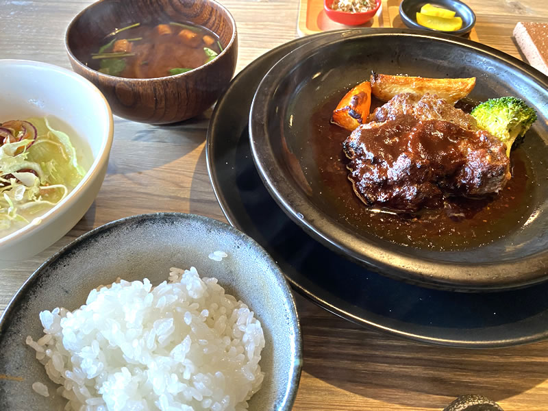 睦庵のメイン料理のハンバーグ