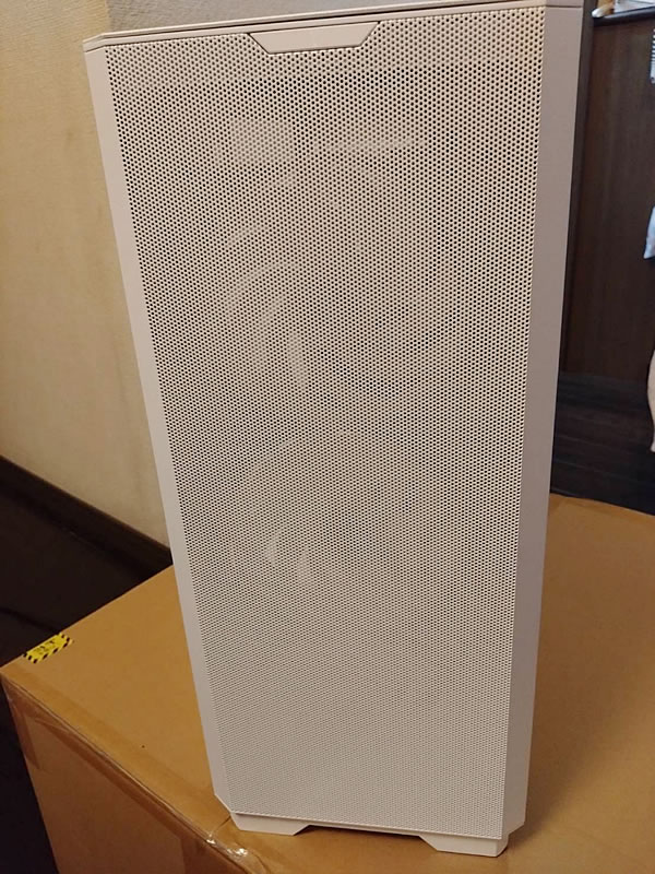 ゲーミングPCの前面の画像