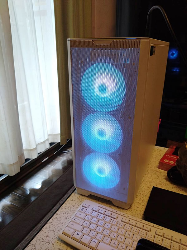 ゲーミングPCの前面の画像