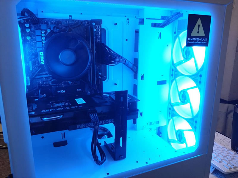 ゲーミングPC側面の画像