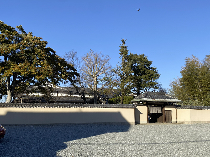 邂逅 駐車場 砂利