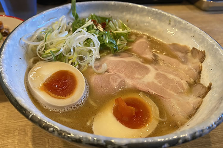 女性ファン急増中！奈良の魚介×鶏白湯らーめんを食べてみた！
