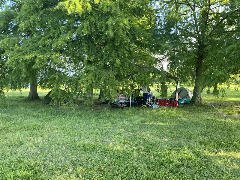 琵琶湖のキャンプ場にテントを設営した画像