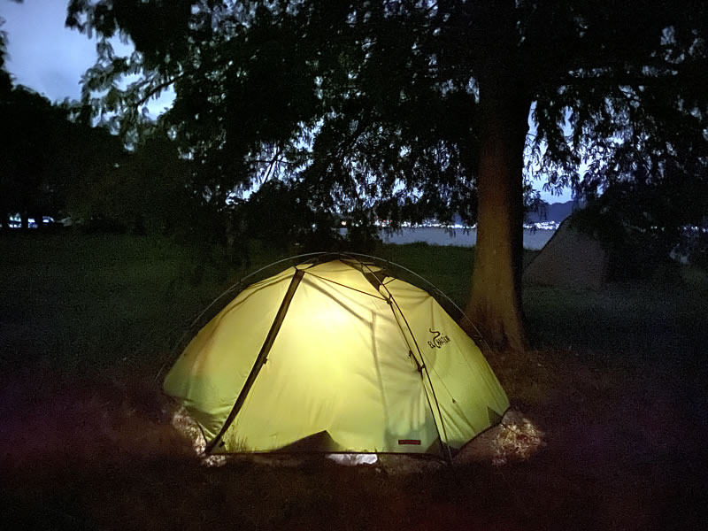 琵琶湖のキャンプ場にテントを設営した画像