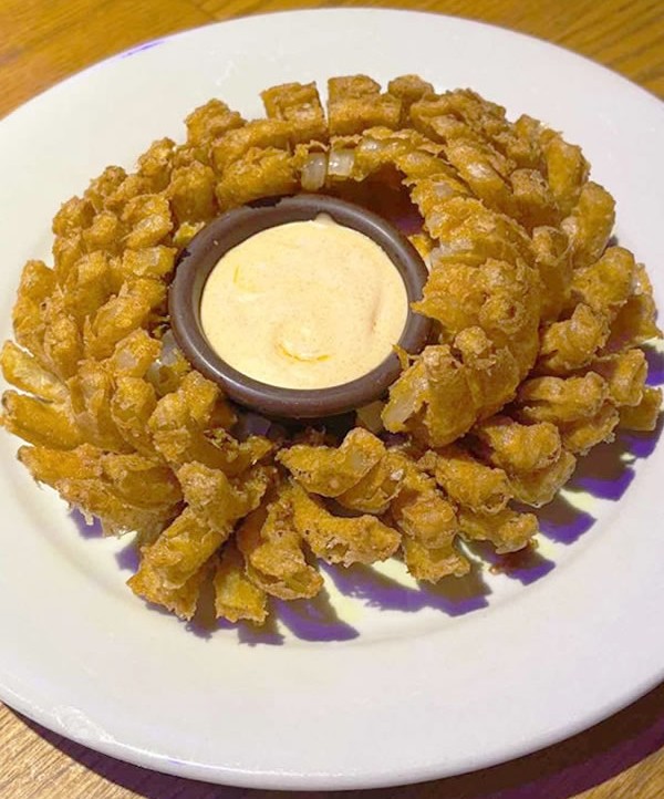 名物のブルーミン・オニオン(フライドオニオン)