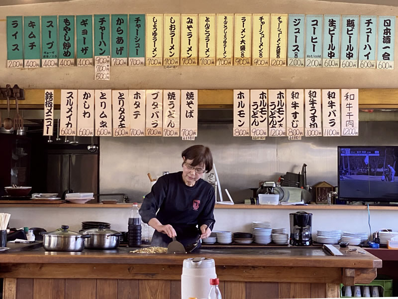 津山のいっちゃんラーメンのおかみさんが目の前で作ってくれている画像