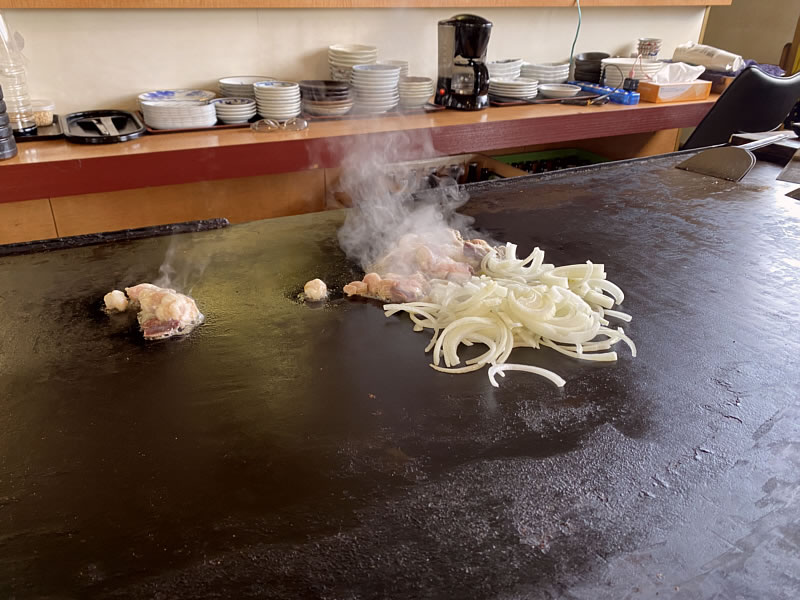 津山のいっちゃんラーメンでおかみさんが目の前の鉄板で作ってくれているホルモンうどんの画像