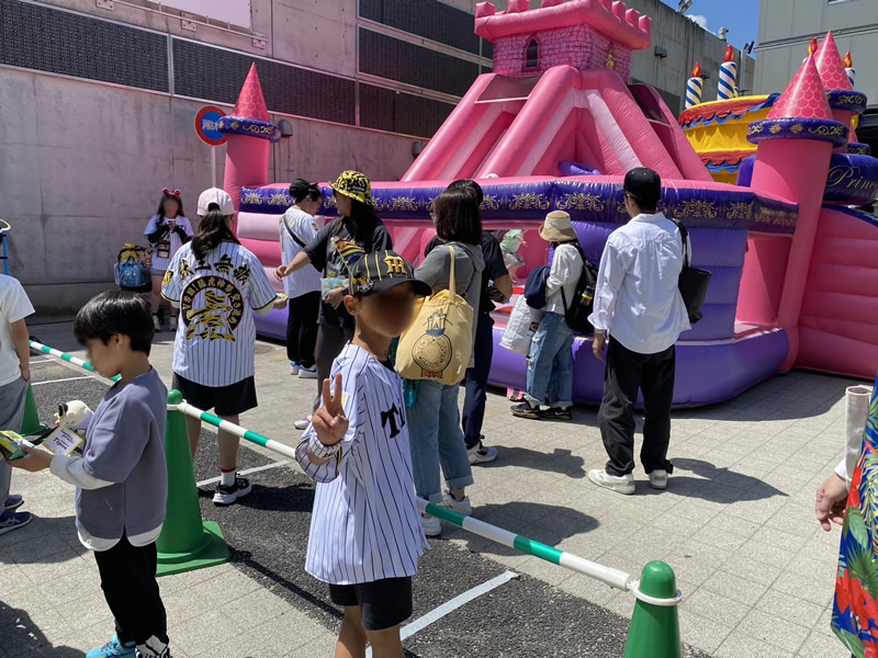 甲子園こどもまつりでは、ふわふわのエア遊具が大人気で、子どもたちが行列を作っていました。