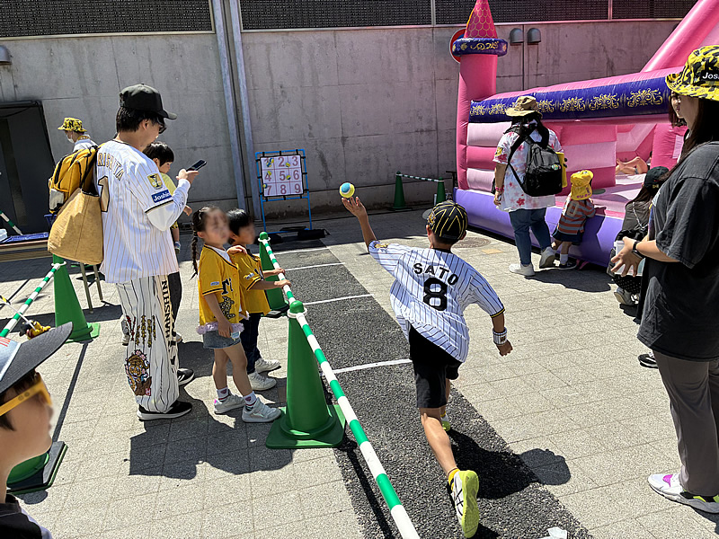 阪神タイガースの甲子園『こどもまつり』では、ストラックアウトが大人気。挑戦して盛り上がりました。