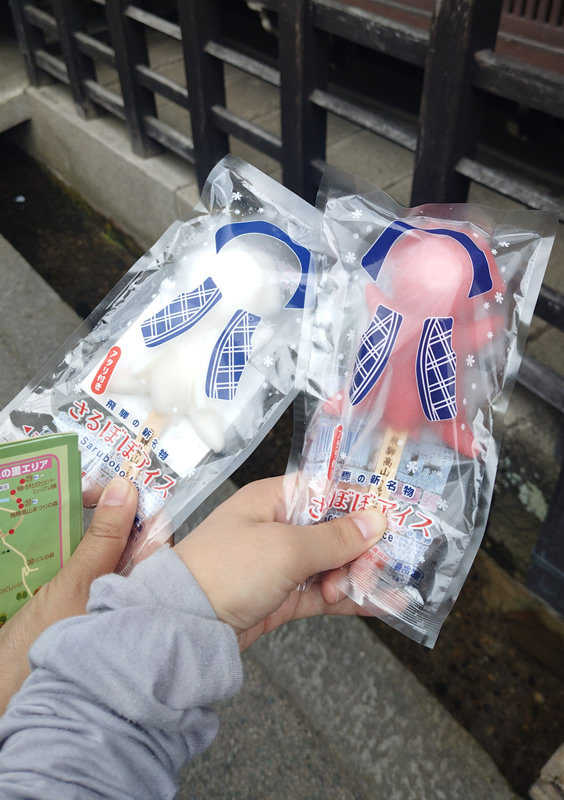 飛騨高山でさるぼぼアイス