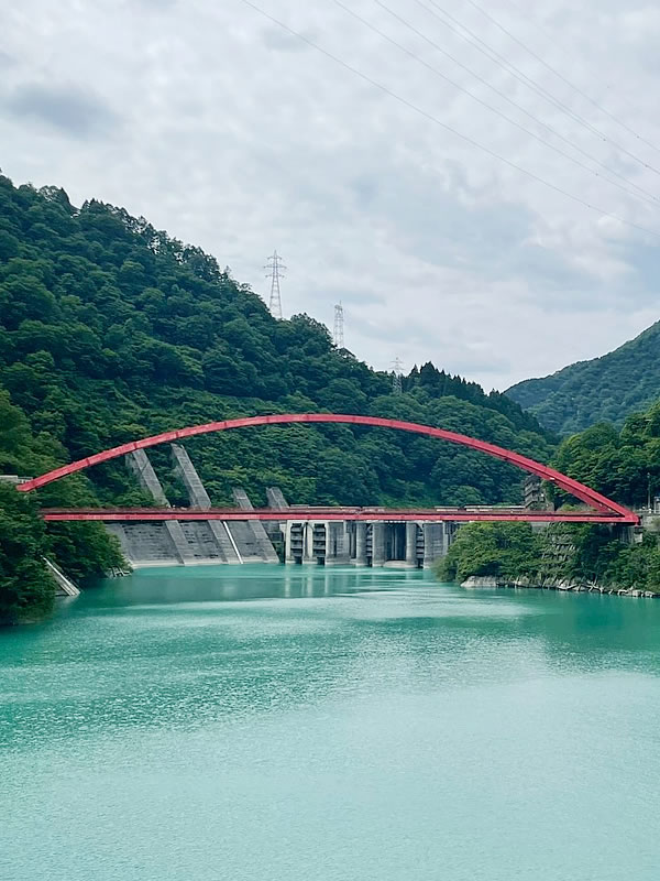 黒部峡谷トロッコ電車からの景色うなづき湖と湖面橋の画像