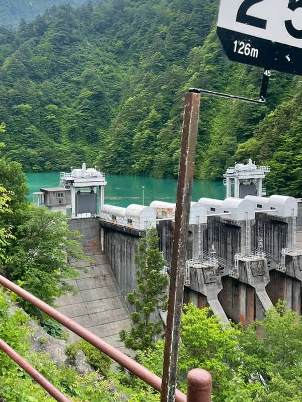 黒部峡谷トロッコ電車からの景色出し平ダムの画像
