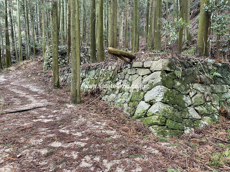 高取城跡ハイキングコースにある石垣の画像
