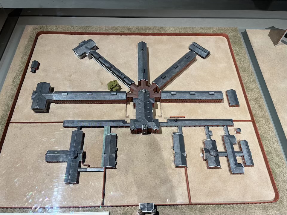 奈良監獄の模型「ハビランド・システム」
(※中央の監視所から複数の収容棟が放射状に伸びる構造)