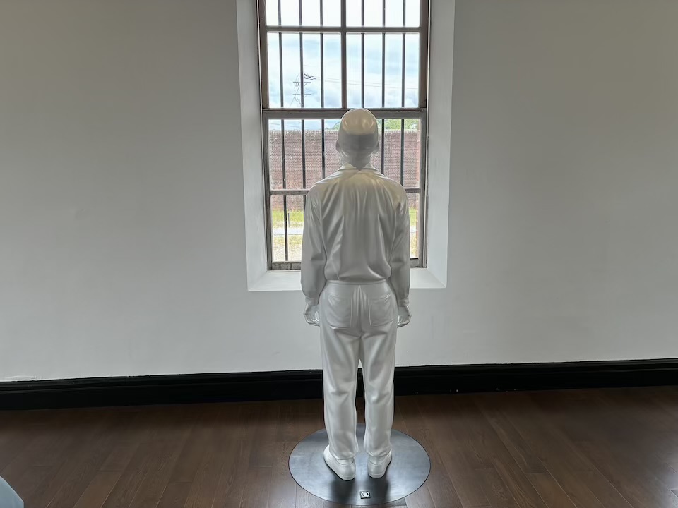 外を見る受刑者の像