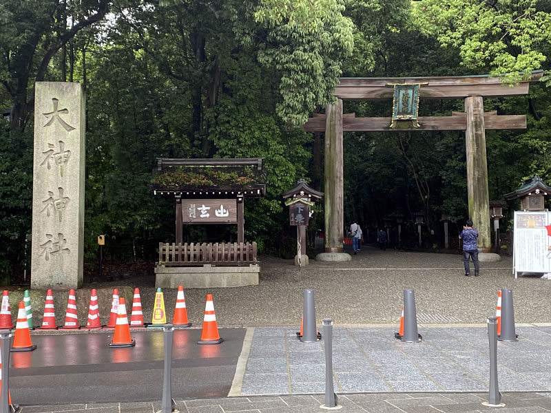 大神神社の入口の鳥居の画像
