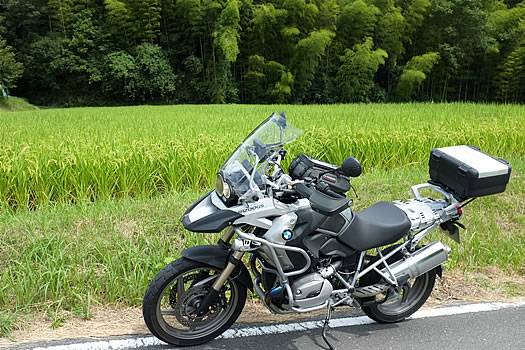 バイクで散歩して森のレストランでランチ
