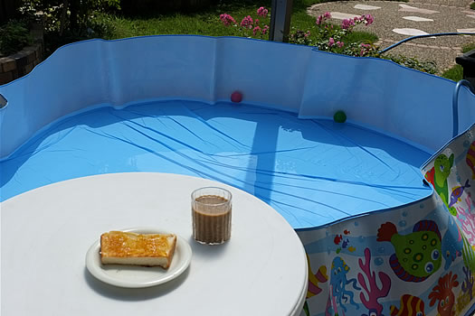 プールサイドで朝食