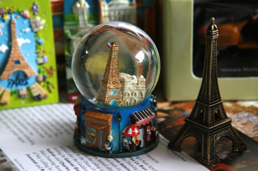 snowglobe-eiffel